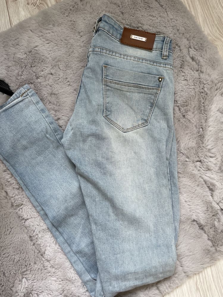 Jasne jeansy skinny z ćwiekami push up 98% bawełna