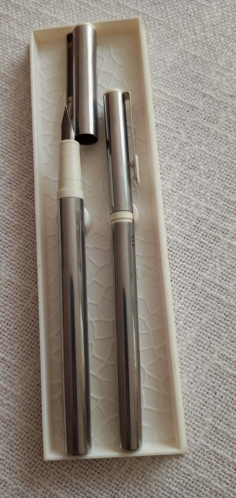 Dwa zestawy - wieczne pióro i długopis - nowe