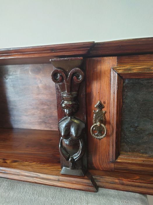 Półka stylowa, witrynka, szafka ze zdobieniami.