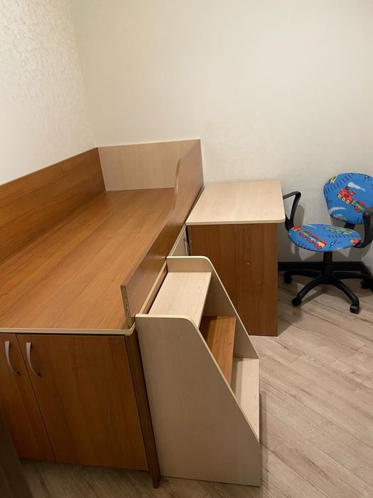 Дитяче ліжко з шафою і столом стан нового