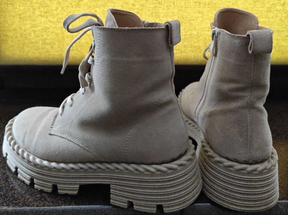 Бежеві замшеві чоботи