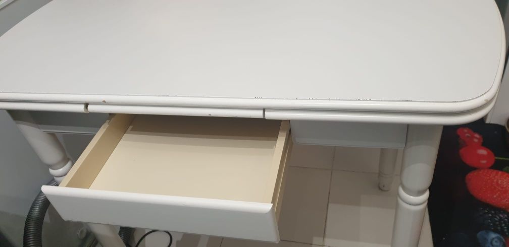 Mesa branca lacada com 2 cadeiras