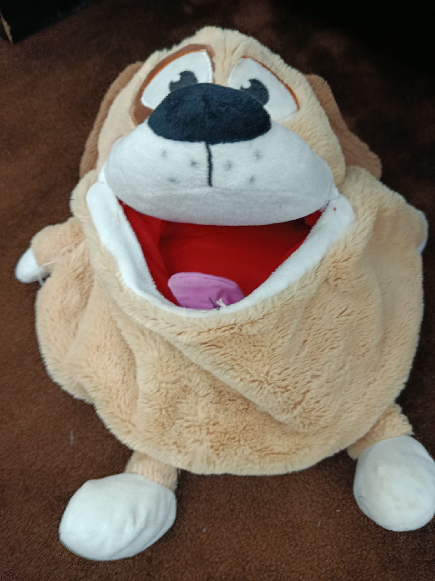 Peluche comilão de um cão, sem defeitos.
