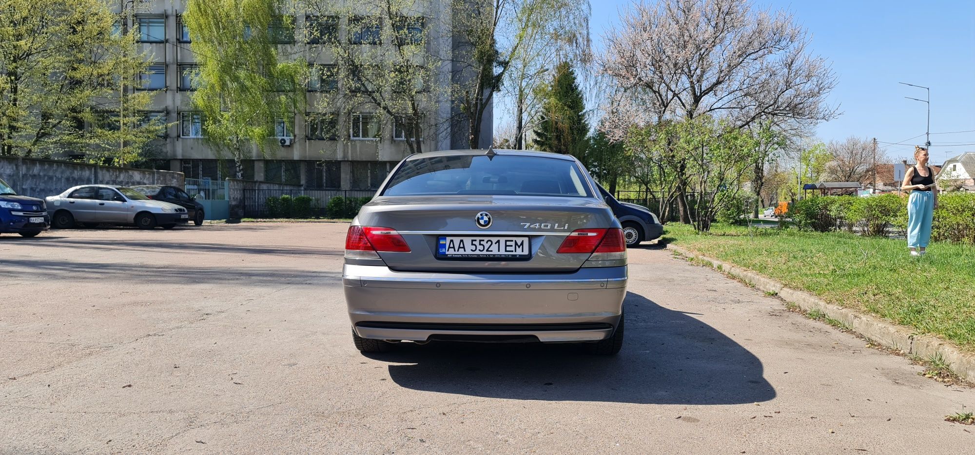 Автомобіль BMW 740 Li