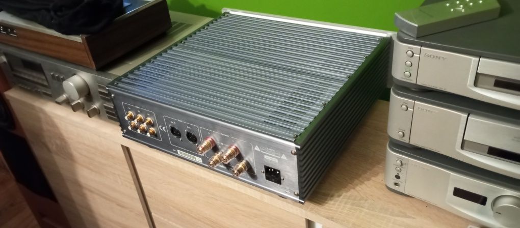 Wzmacniacz hybrydowy Xindak XA6200