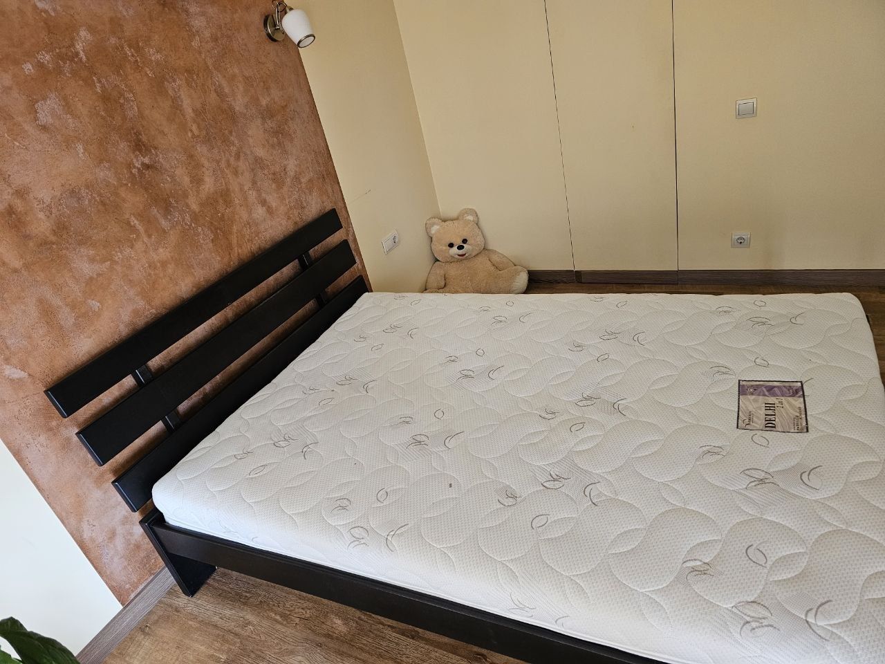 Ліжко, розмір матрасу 140 на 200, продам одразу з матрасом