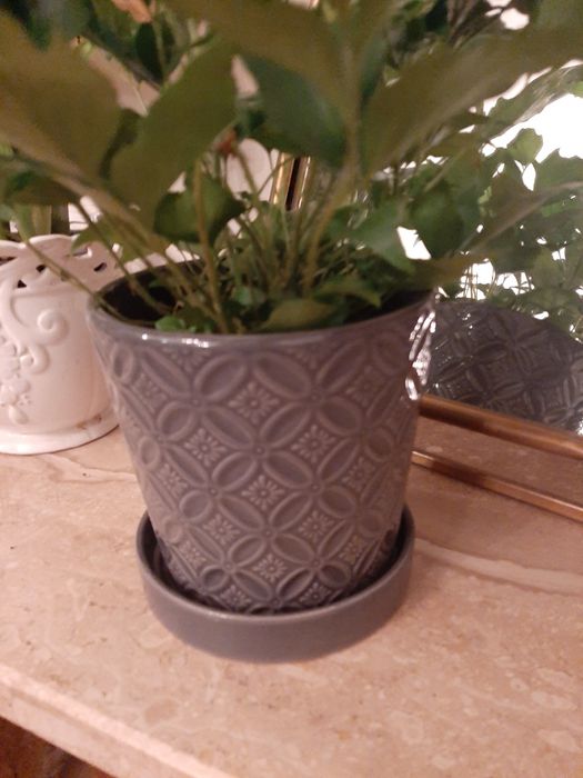 Szara, ceramiczna osłonka z podstawką.