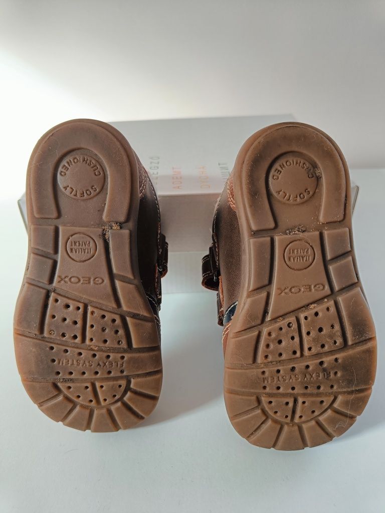 Geox sneakersy dziecięce (ocieplane, rozmiar 22)
kolor brązow
