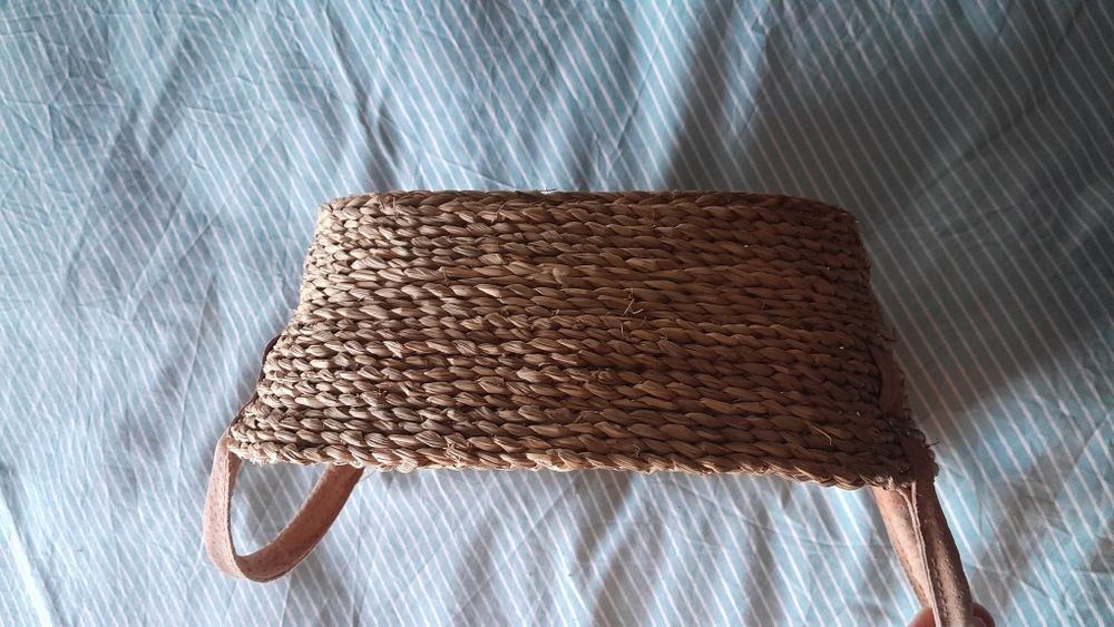Cesta de vime com pegas em pele 26cmx21cm e 10cm de altura