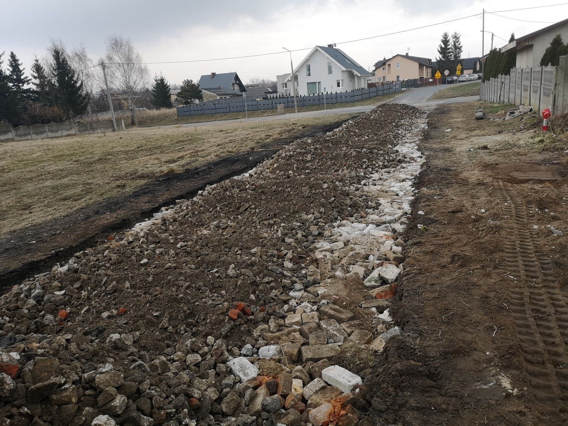 Trelinka betonowa gruz z transportem utwardzenie terenu