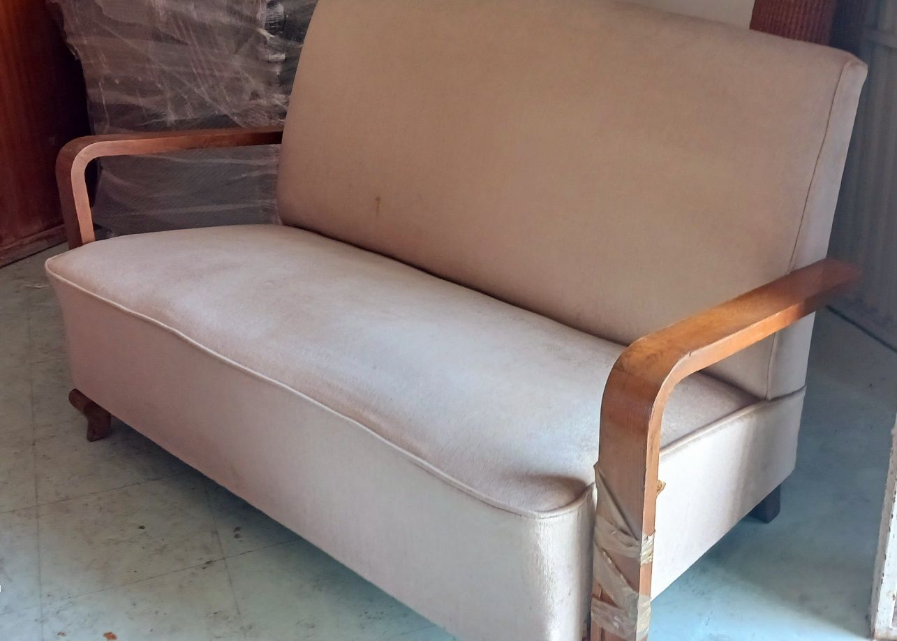 Sofa com braços em madeira