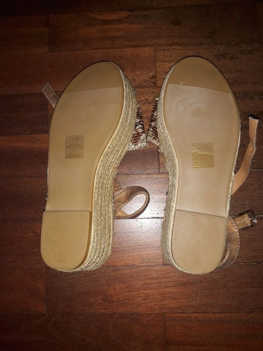 Sandalias em cunha como novas