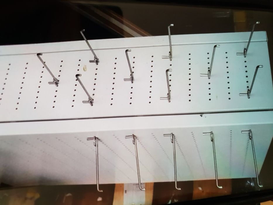 Ekspozytor na biżuterię, paski, okulary