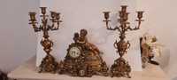 Conjunto de relógio de corda e castiçais em bronze