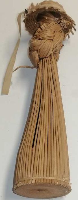 Boneca em palha/vime e Boneca em serapilheira com roca