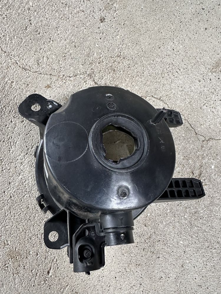 Farol luz Nevoeiro direito 116d f20 original (lente partida)