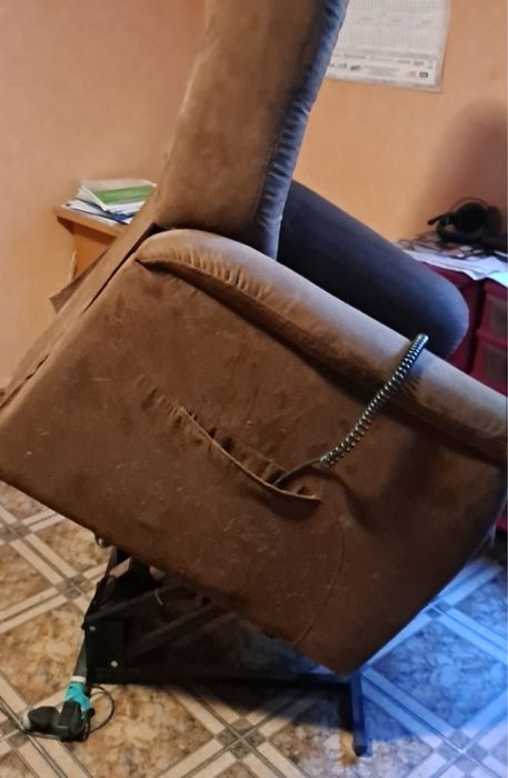 Fotel elektryczny z funkcją pomocy wstawania / fotel