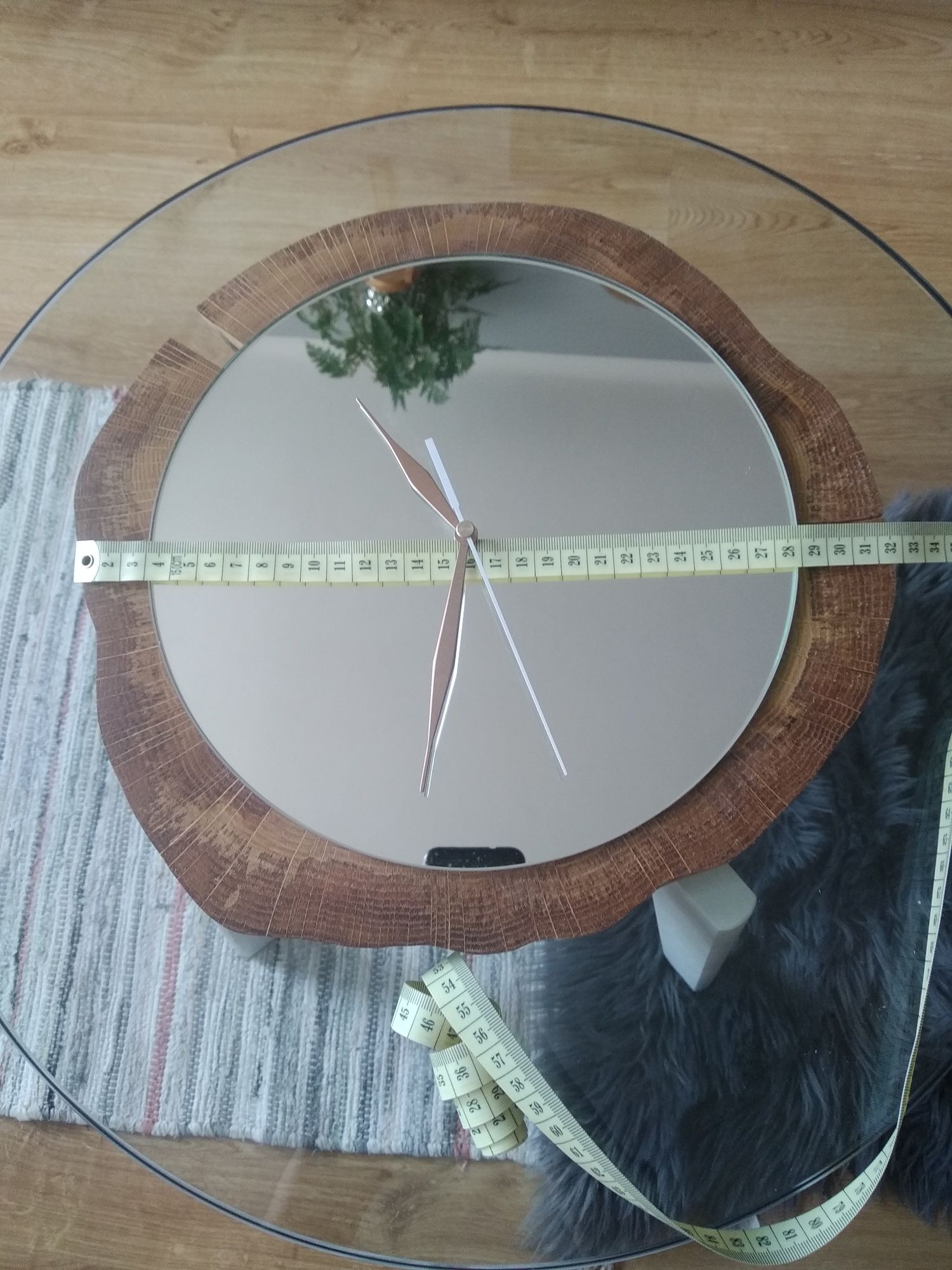 Ręcznie wykonany drewniany zegar z lustrem.