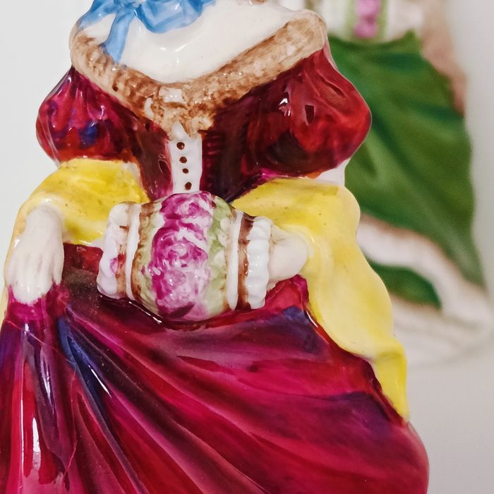 DAMA**figurka w czerwonym stroju porcelana COALPORT 1945+