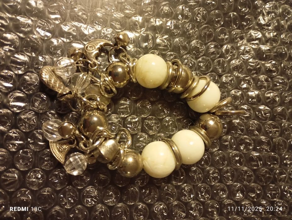 Pulseira branca e prateada