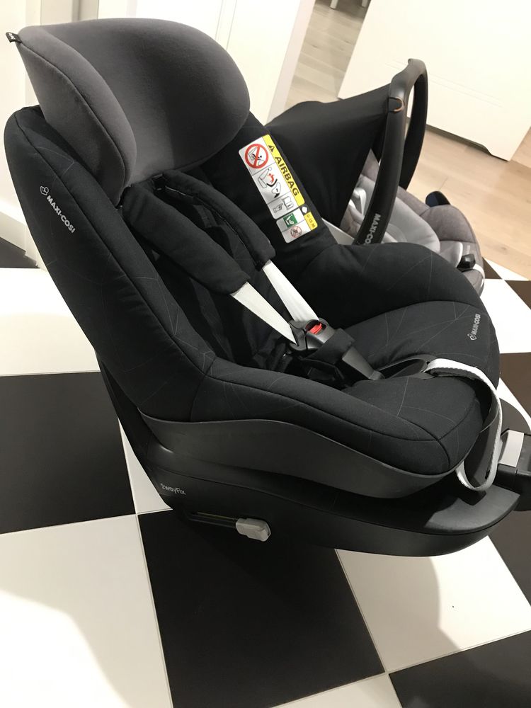 Zestaw dwóch fotelikow Maxi Cosi z bazą Isofix