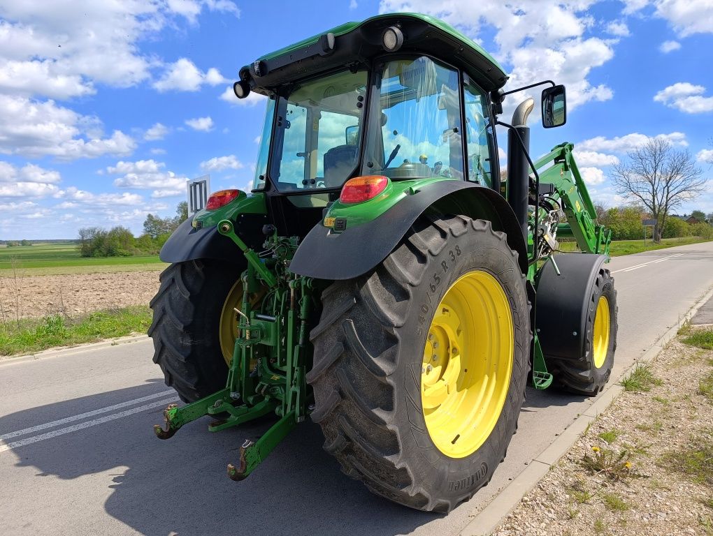 John Deere 6090 M z turem John Deere H310, 6110 R, 6100, 6230, 6330