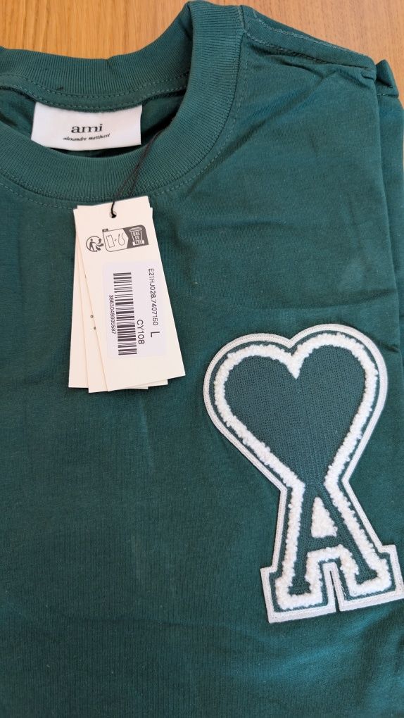 T-shirt Ami Paris. Tamanho L