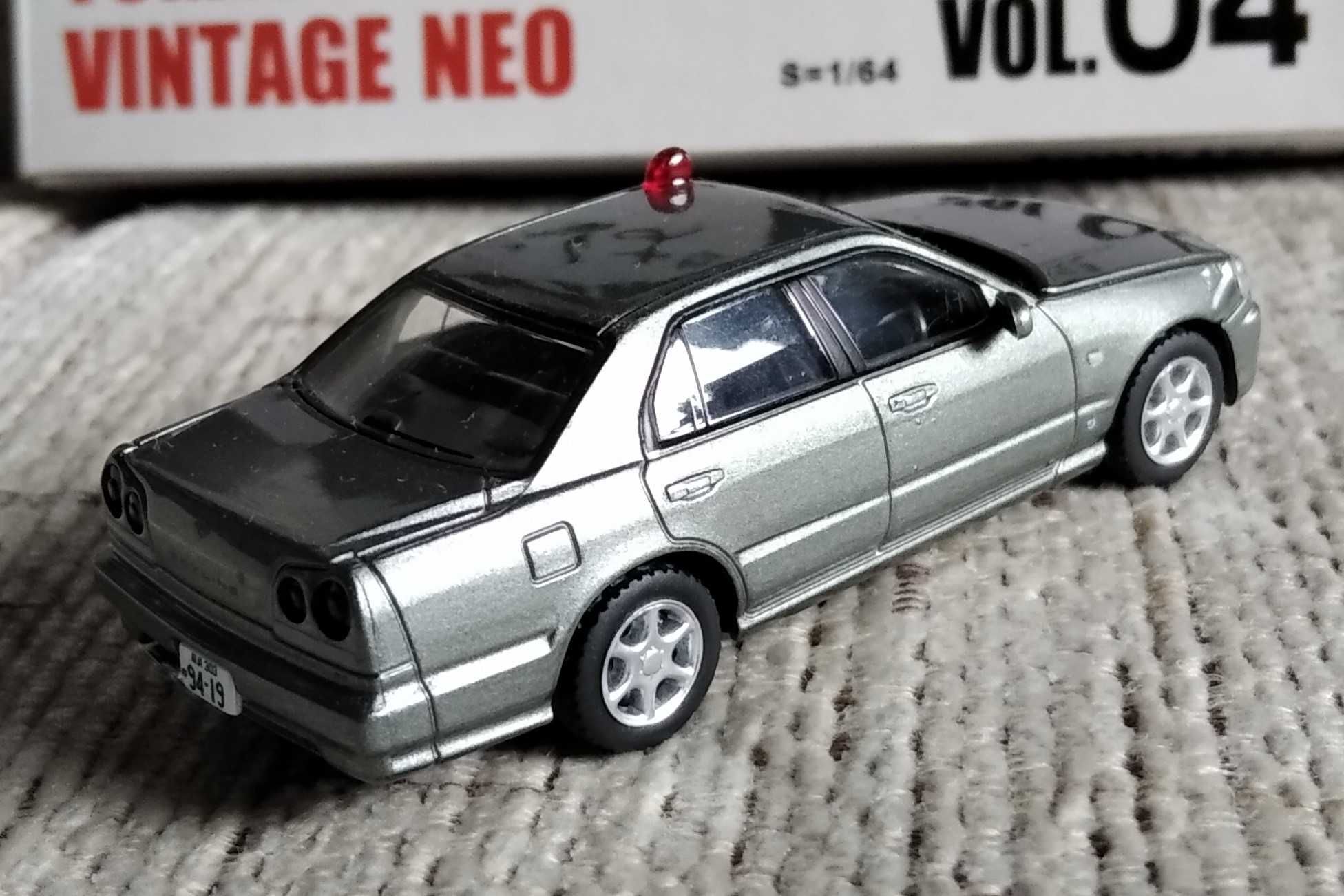 Tomica Limited Vintage Neo LV-N Abunai Deka #04 Nissan Skyline GT R34