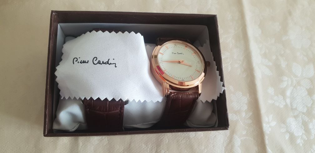 Часы Pierre Cardin наручные (набор мужские и женские))