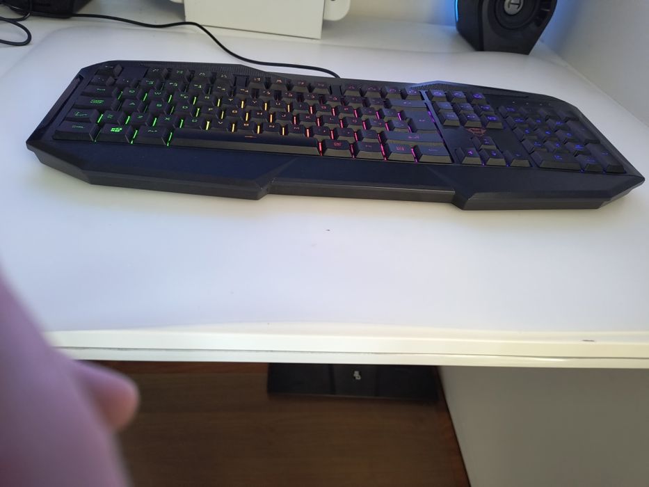 Teclado RGB Trust CXT
