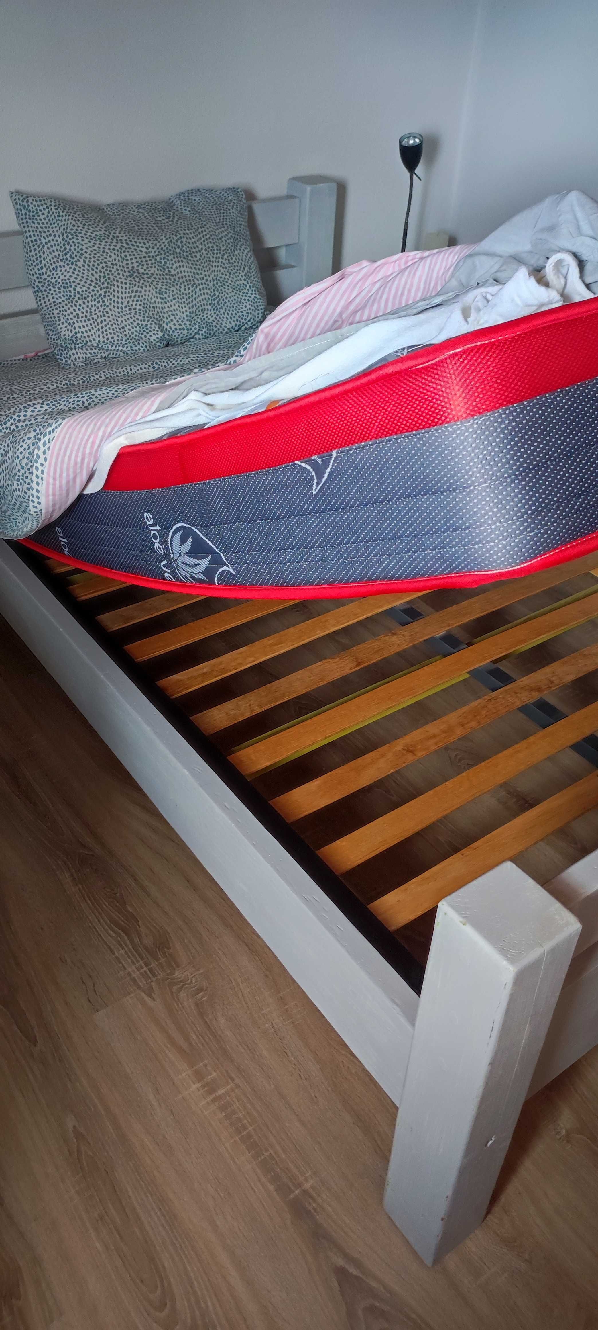 Cama corpo e meio com mesa de cabeceira