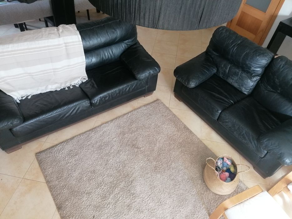 Sofá preto em pele de 2 e 3 lugares