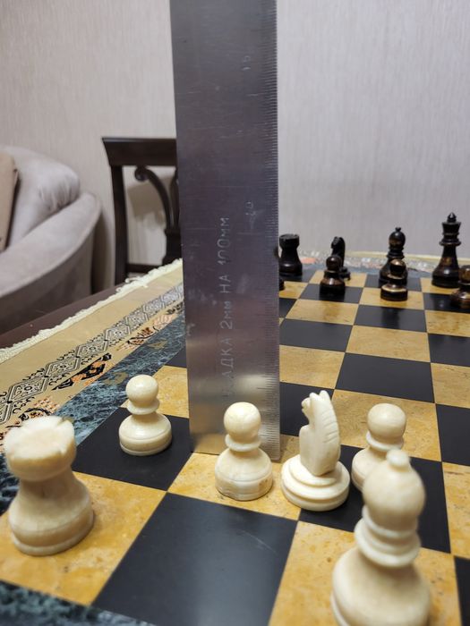 Шахматная мраморная доска с фигурами кость