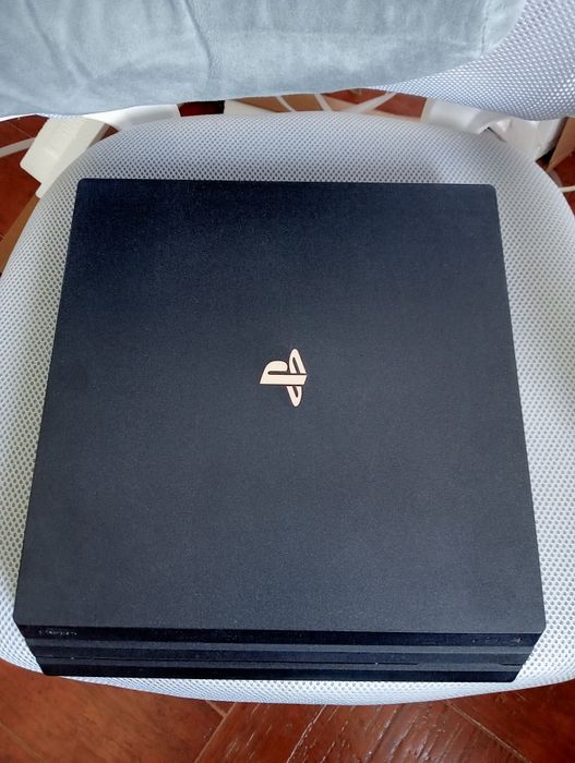 Ps4 pro 1Tb + 2 jogos