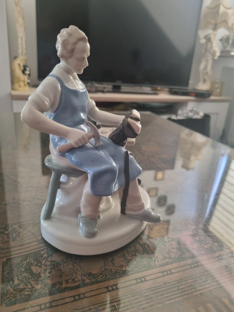 Duża Porcelanowa figurka/szewc