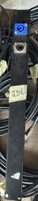 Vendo painel com fica powercon e ficha de rede