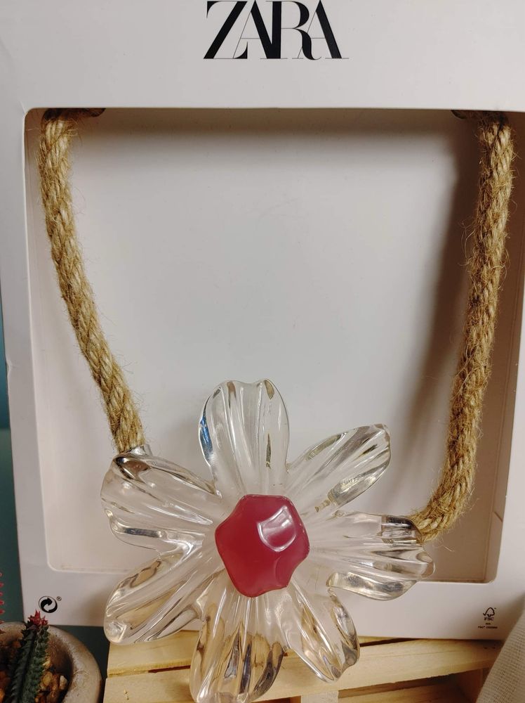 Wisior Zara przezroczysty kwiat z kolorowym oczkiem, sznur, 2 kolory