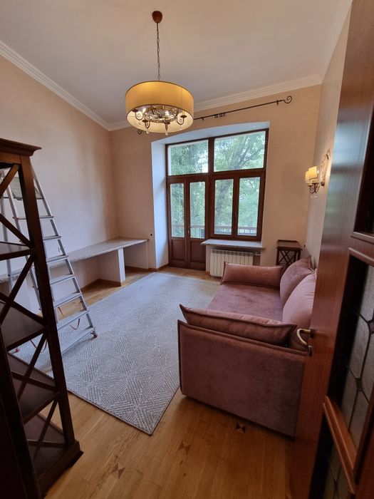 Подол, Андреевский спускск 2в, статусный дом, высокие потолки