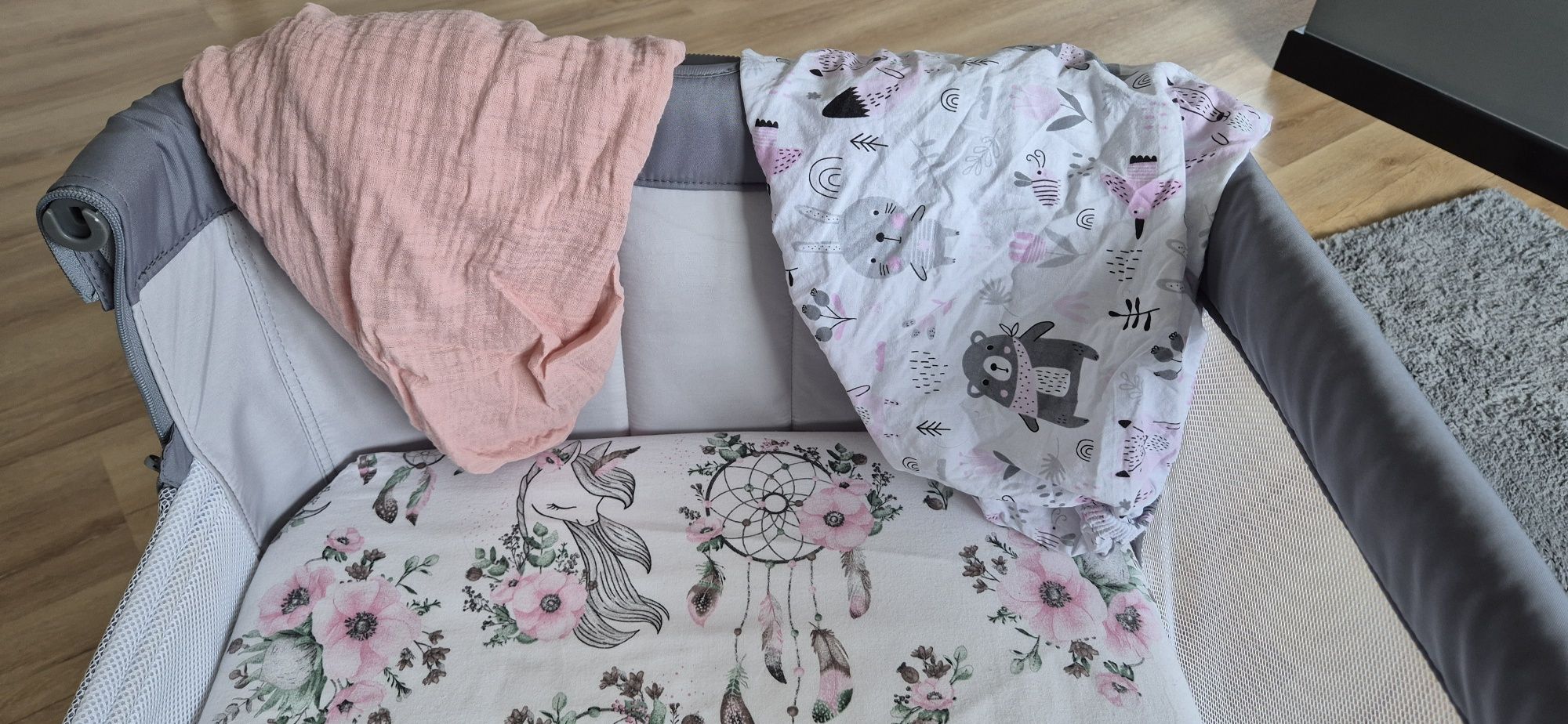 Dostawka- Łóżeczko chicco next 2 me + materac + 3 prześcieradła