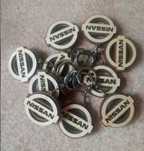 Drewniany brelok do kluczy z logo NISSAN