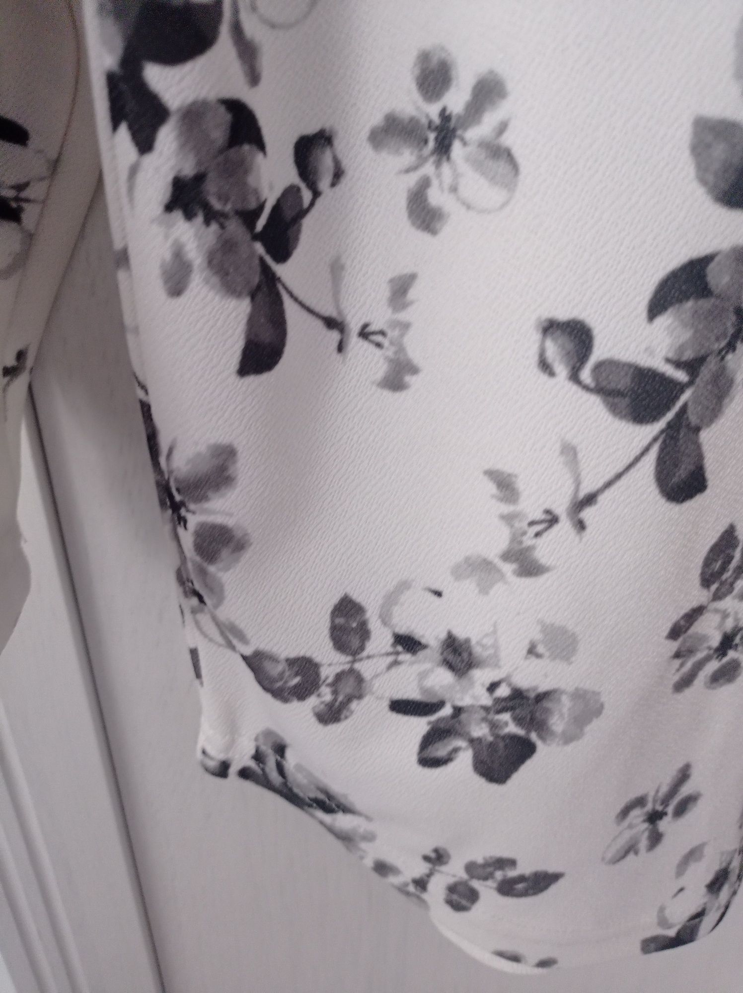 Bluza w czarne kwiaty