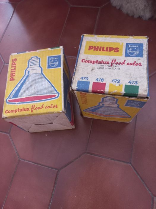 Dois holofotes novos Phillips 100w
