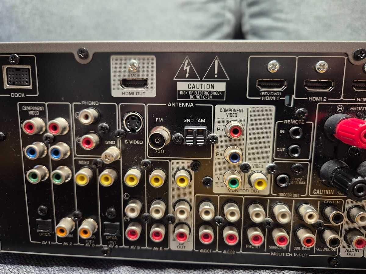 Yamaha RX-V667 .