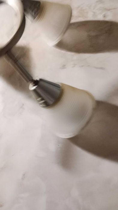 Люстра с 3 поворотными плафонами.