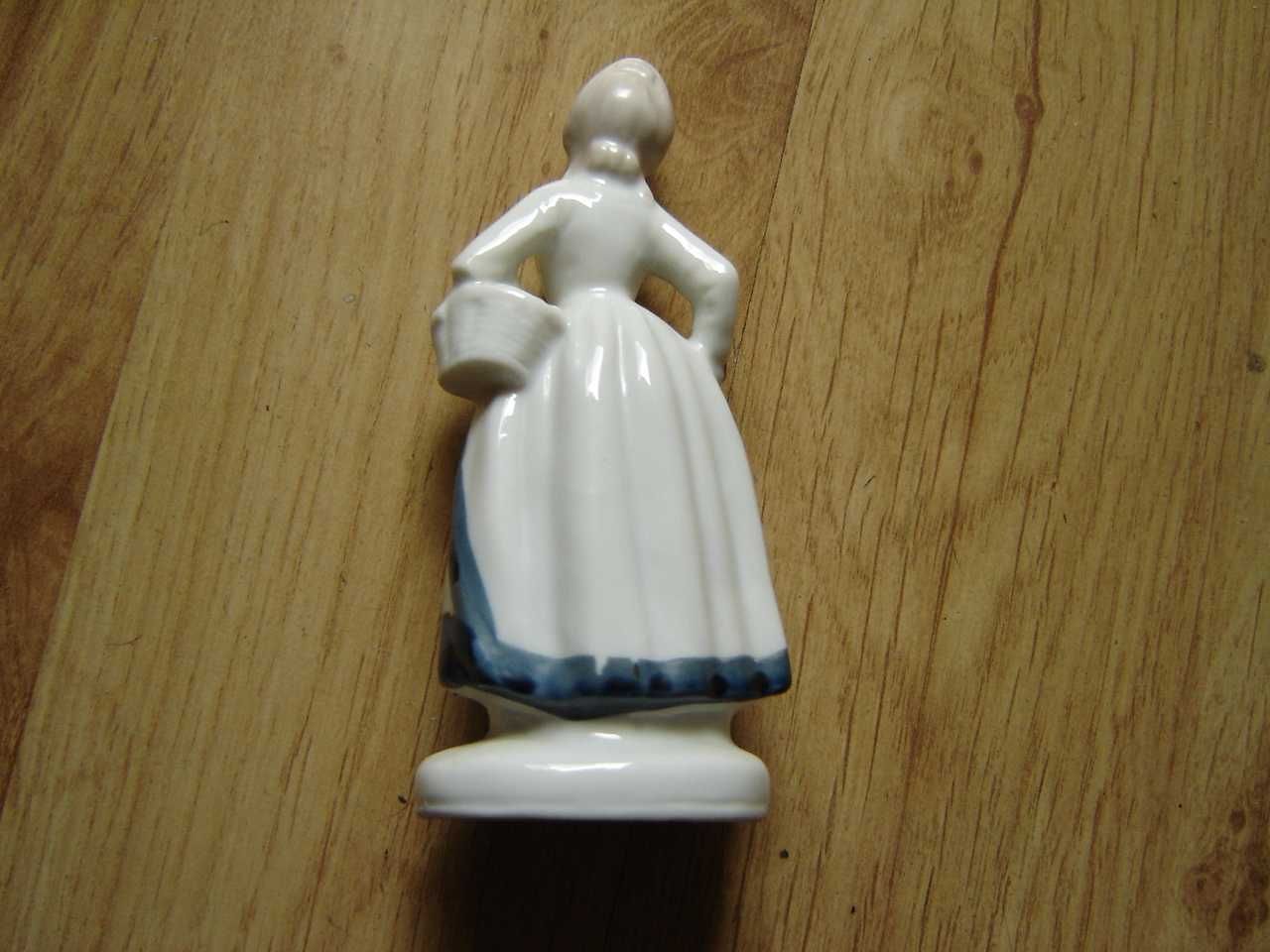 Figurka porcelanowa kobieta z koszykiem