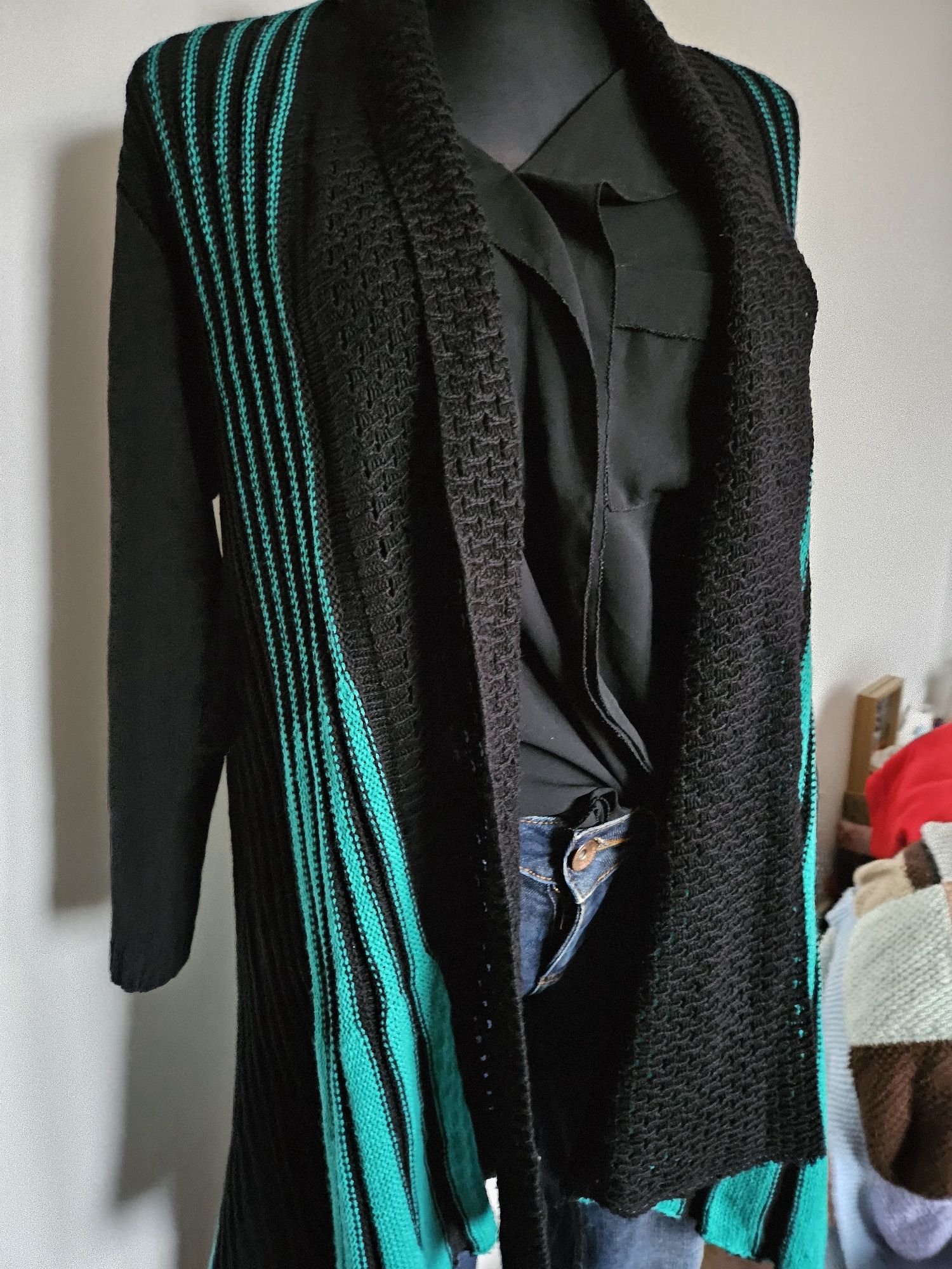 Długi sweter w czarno zielony wzór
