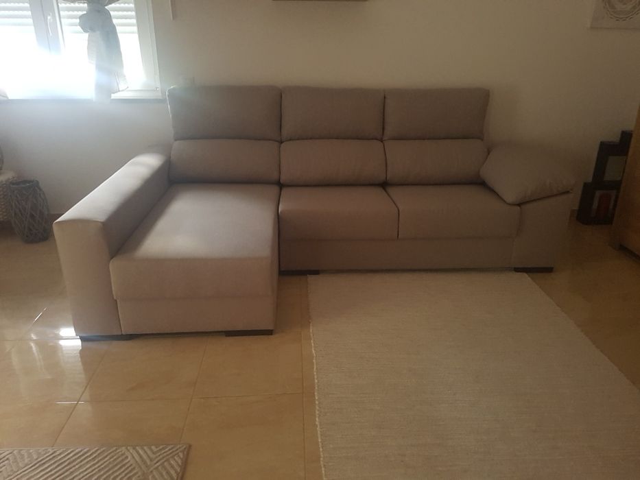 Sofa com chaise longue à esquerda em tecido ,novo