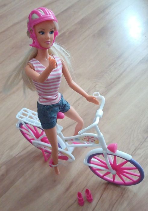Lalka Steffi na rowerze