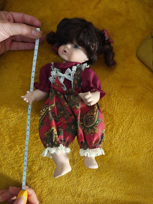 Lalki dla kolekcjonerów porcelanowa Vintage ok. 27cm gra i się rusza