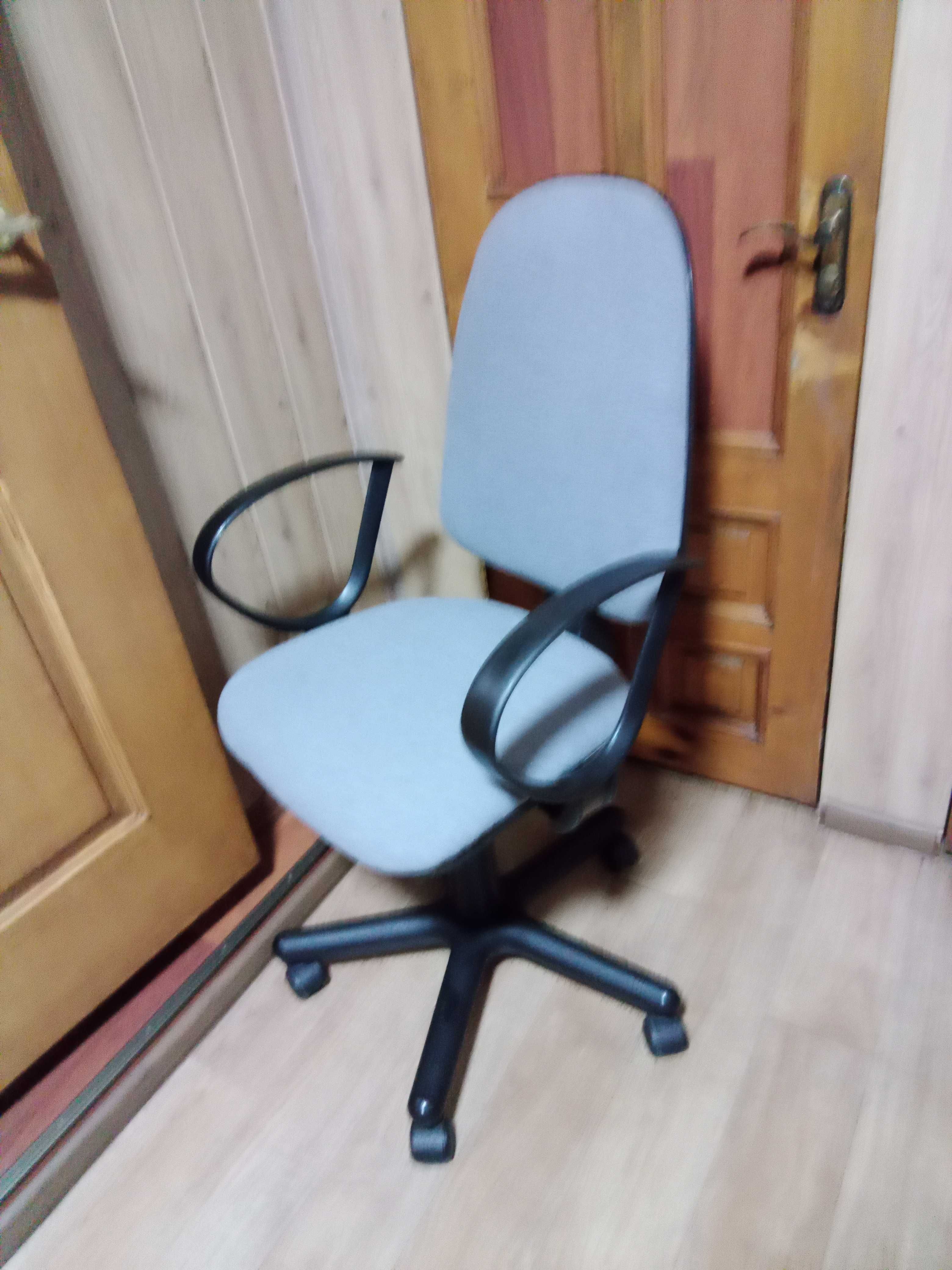 Офисное компьютерное кресло - стул серого цвета